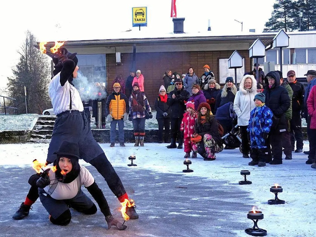 Ihmisiä ulkona katsomassa tuliesitystä.